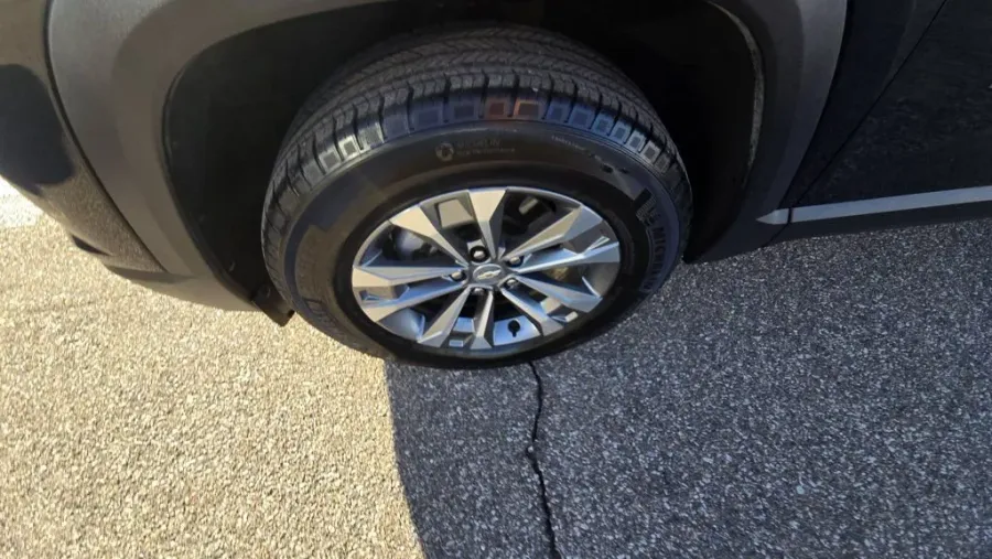 2025 Chevrolet Equinox | Photo 9 of 30