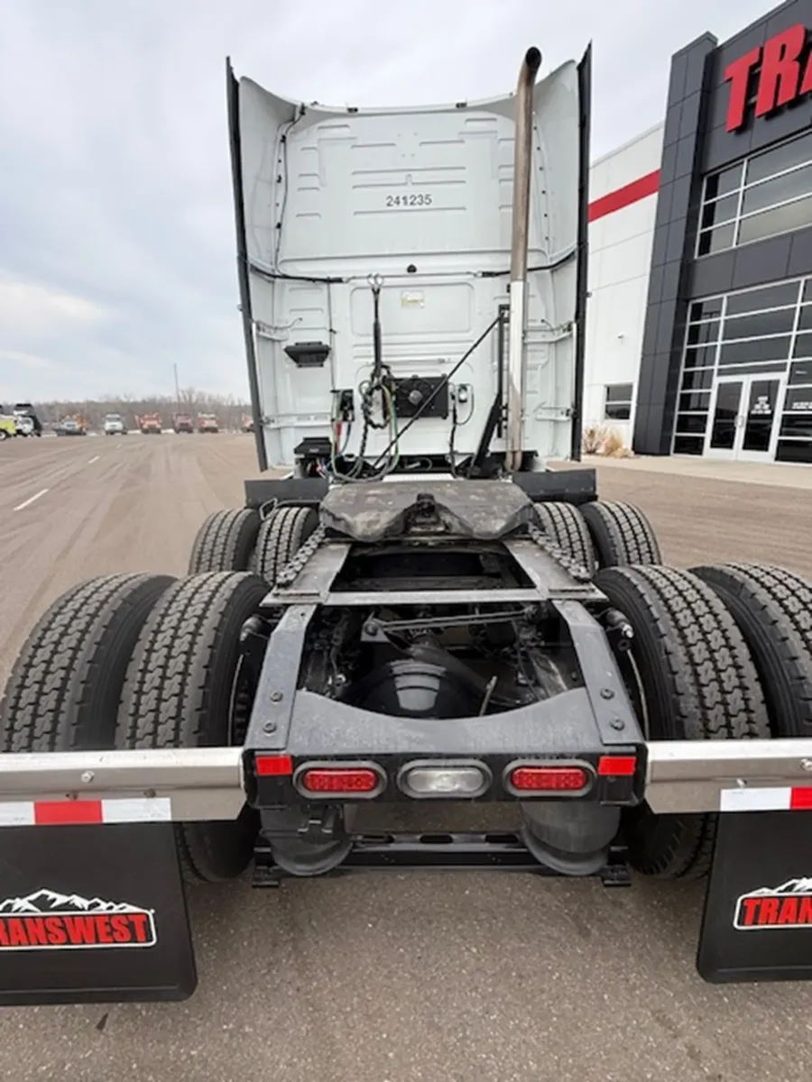 2024 Volvo VNL | Photo 4 of 18