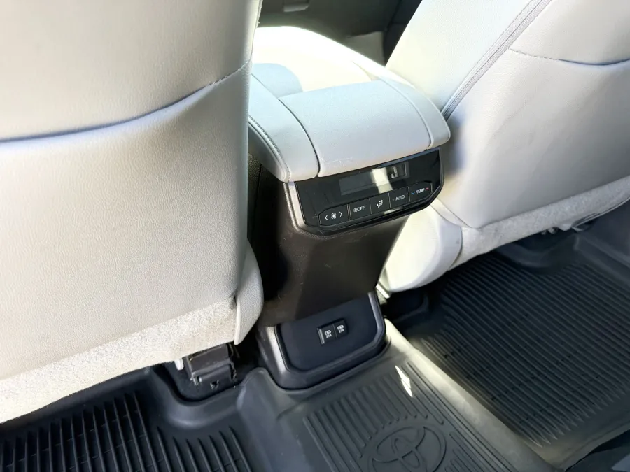 2021 Toyota Highlander XLE | Photo 11 of 22