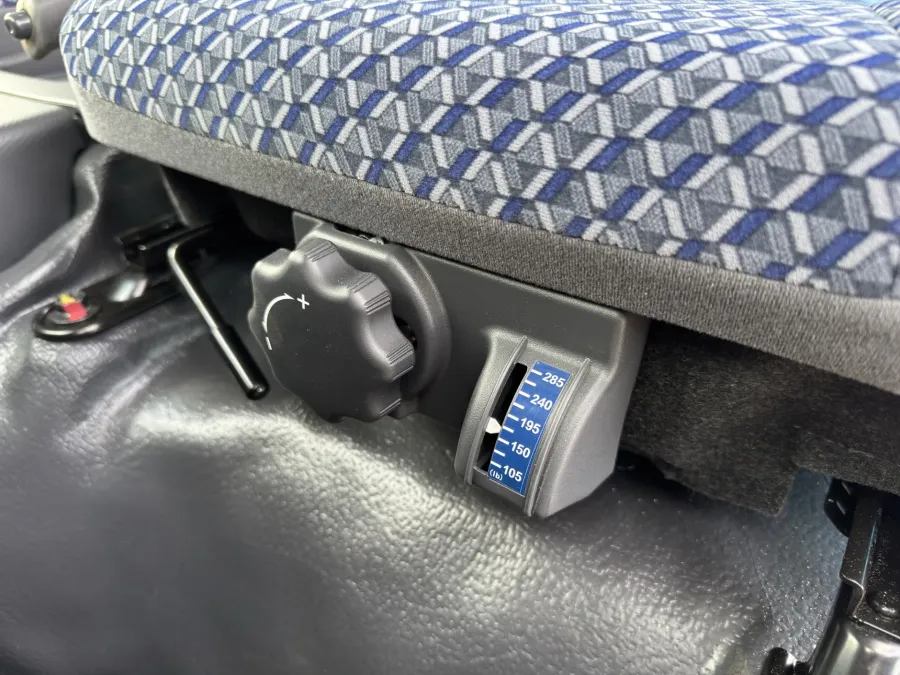 2025 Isuzu NRR | Photo 17 of 24