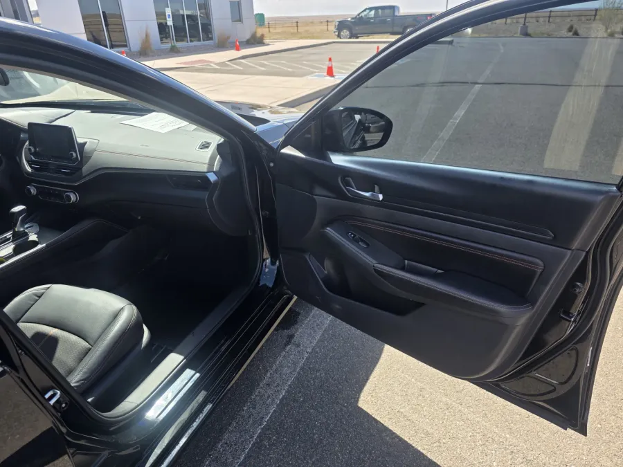 2022 Nissan Altima 2.5 SR | Photo 15 of 23