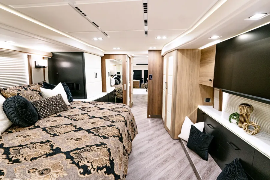 2026 Emerald Luxury Coaches Prevost H3-45 Triple Slide | Photo 10 of 20