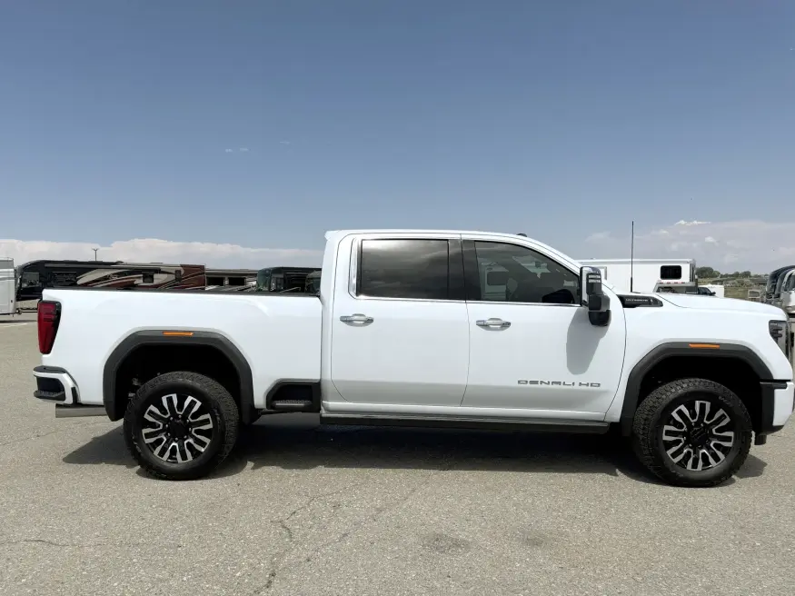 2026 GMC 2500 Denali Ultimate | Photo 17 of 23
