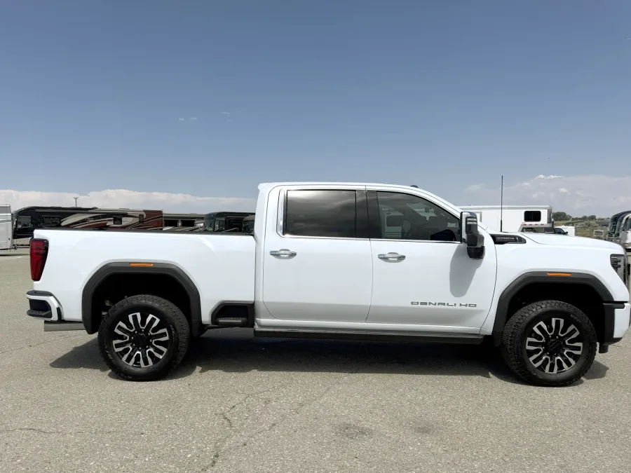 2026 GMC 2500 Denali Ultimate | Photo 17 of 23