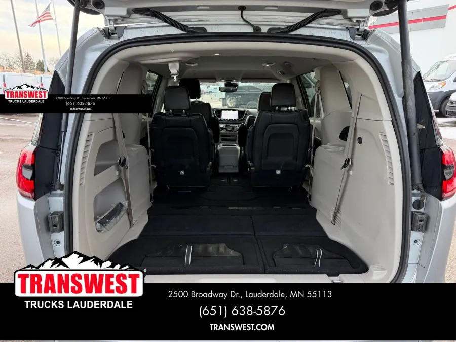 2024 Chrysler Pacifica Touring L | Photo 18 of 24
