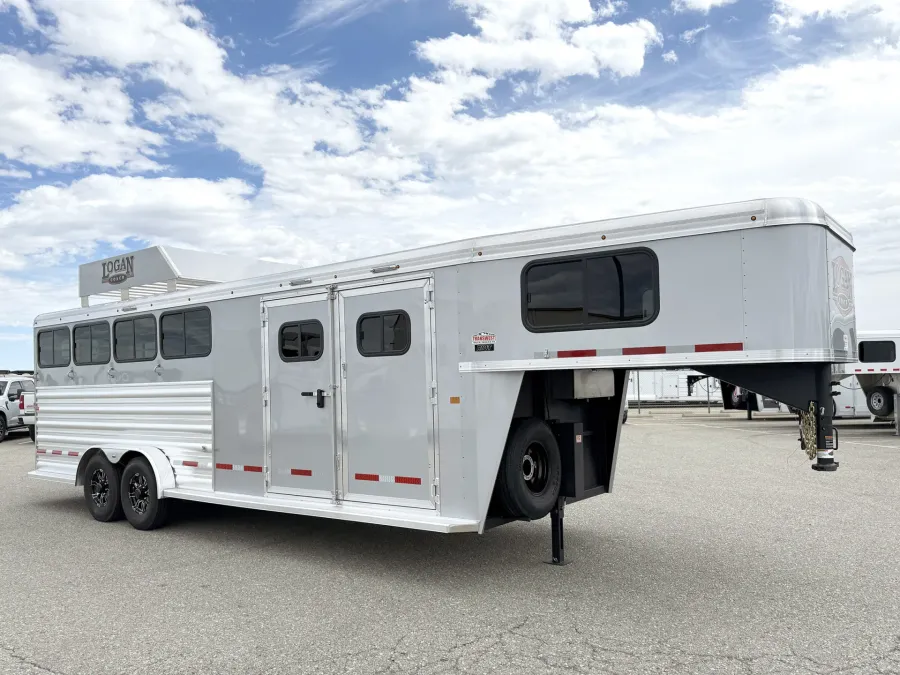 2026 Logan Coach Riot 4HGN | Photo 1 of 18