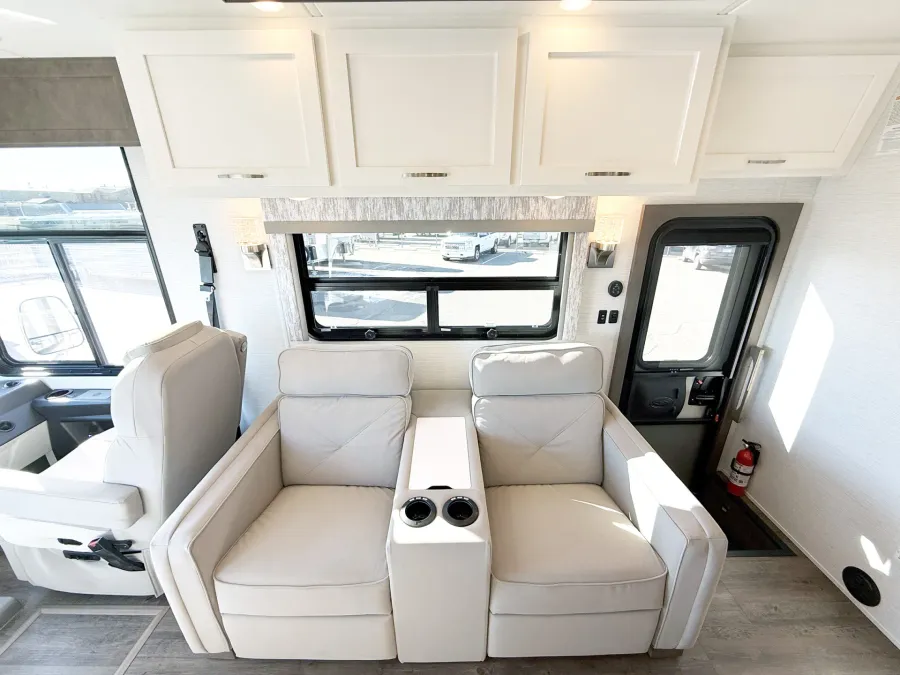 2026 Newmar Canyon Star 3947 | Photo 9 of 33