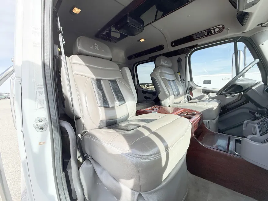 2015 Freightliner M2 106 2L Hauler | Photo 18 of 20