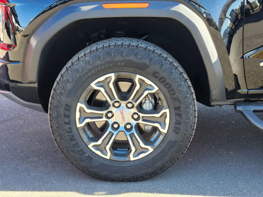 2025 GMC Canyon 4WD AT4 | Photo 18 of 28