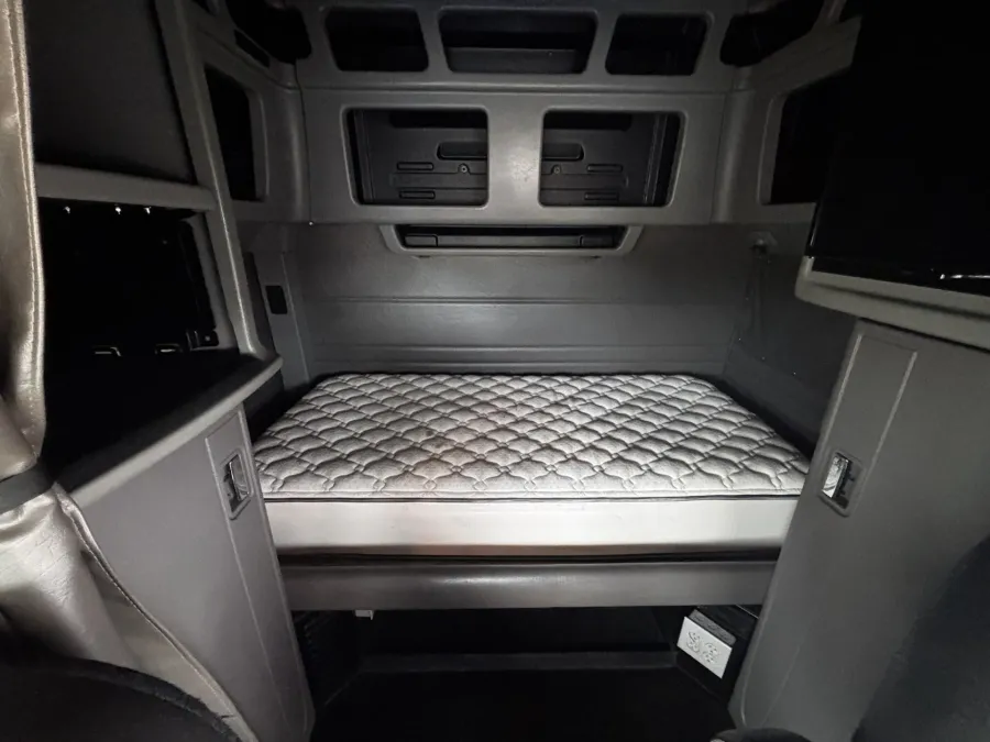 2022 Peterbilt 389 | Photo 16 of 20