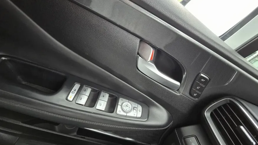 2022 Hyundai Santa Fe | Photo 13 of 33