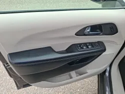 2023 Chrysler Pacifica Touring L | Thumbnail Photo 16 of 23
