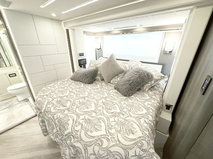 2023 Emerald Prevost H3-45 Triple Slide | Photo 17 of 35