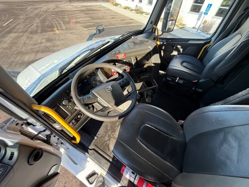 2024 Volvo VNL | Photo 8 of 18