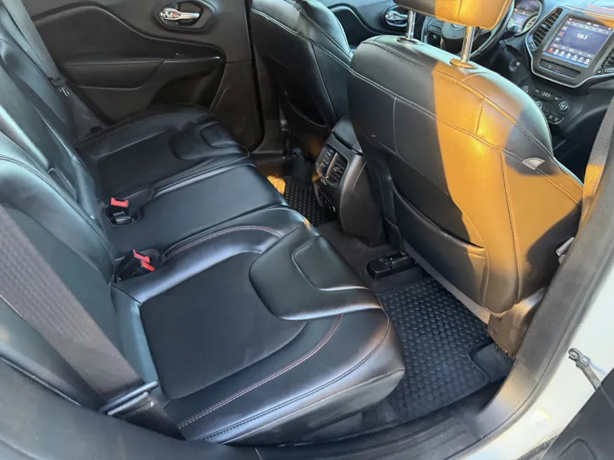 2020 Jeep Cherokee Trailhawk | Photo 4 of 15