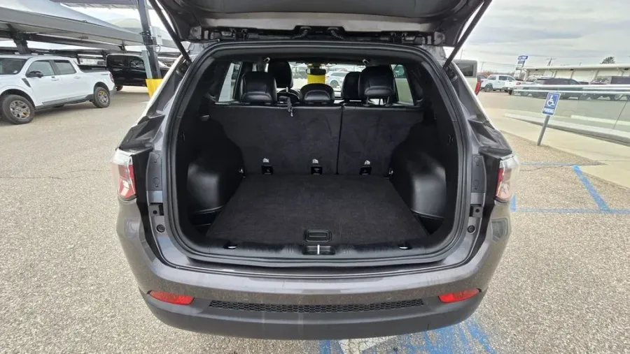 2024 Jeep Compass | Photo 8 of 29