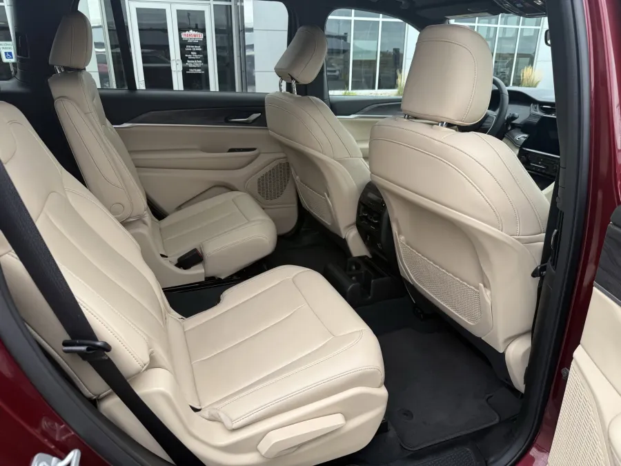 2024 Jeep Grand Cherokee L Limited | Photo 9 of 23