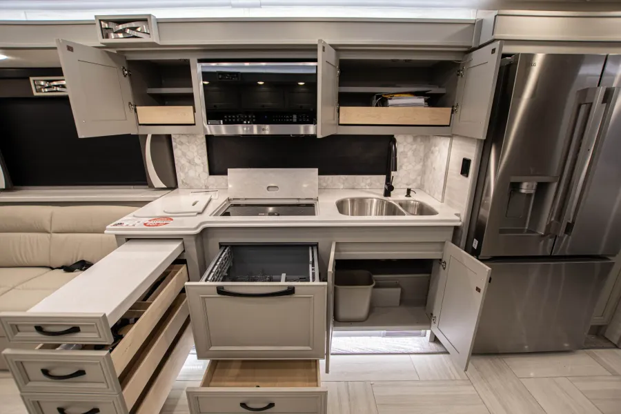 2026 Tiffin Phaeton 37BH | Photo 18 of 25