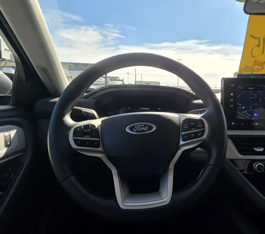 2025 Ford Explorer | Photo 14 of 30