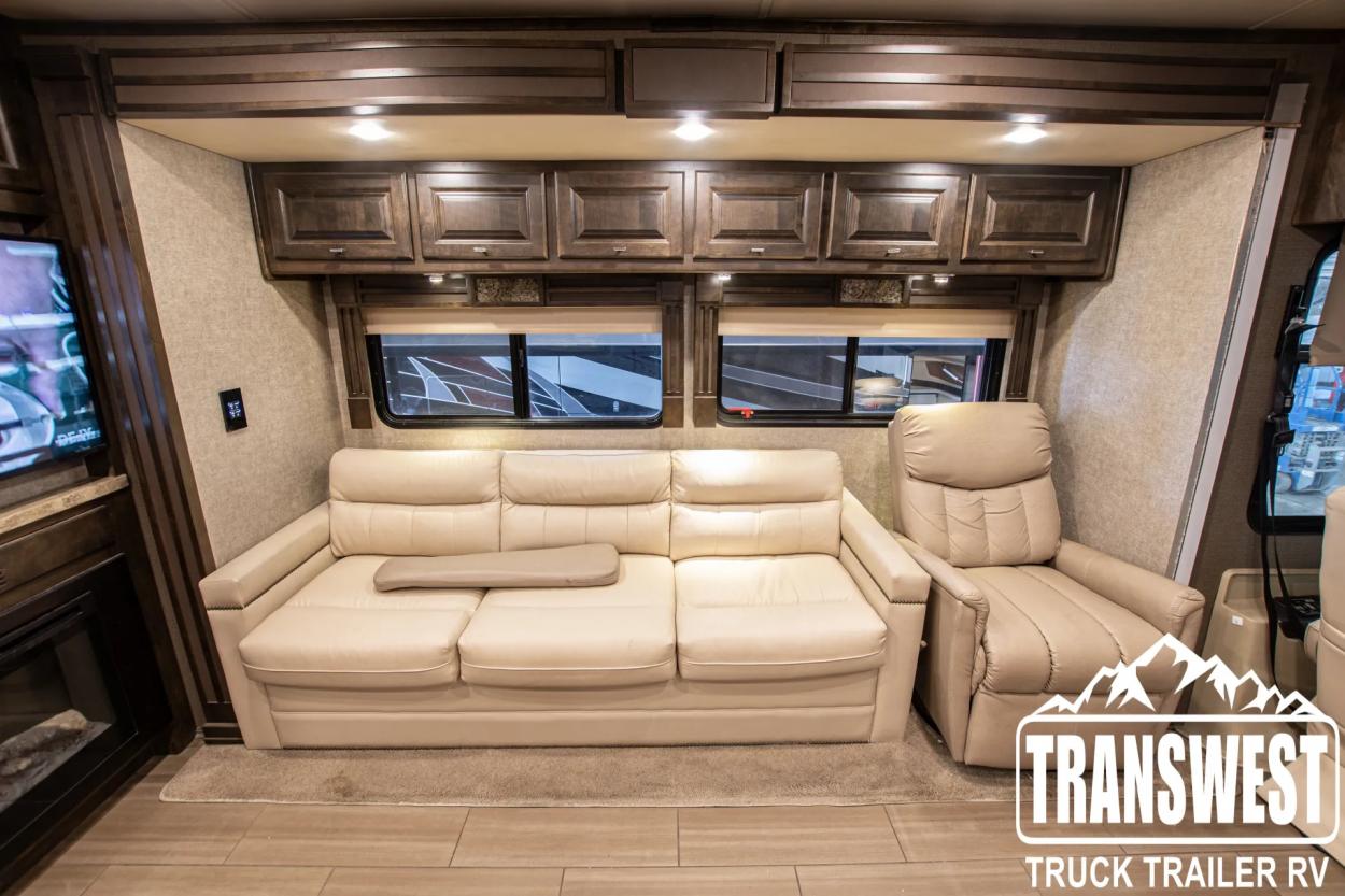 2018 Tiffin Allegro Red 33AA | Photo 7 of 14