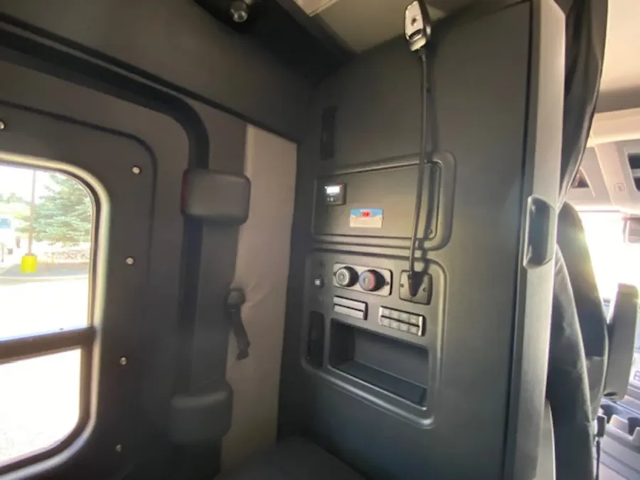 2025 Freightliner Cascadia 126 | Photo 6 of 13