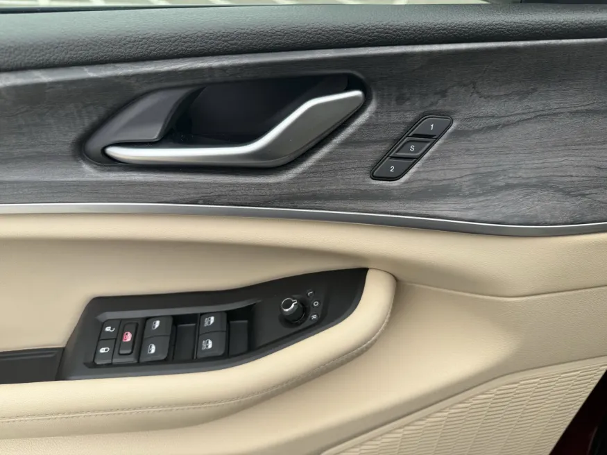 2024 Jeep Grand Cherokee L Limited | Photo 17 of 23