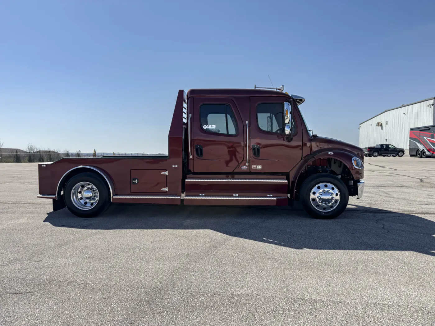 2024 Freightliner M2 106 Laredo | Photo 4 of 25