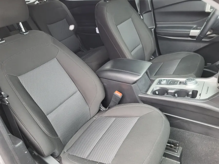 2023 Ford Explorer XLT | Photo 12 of 32