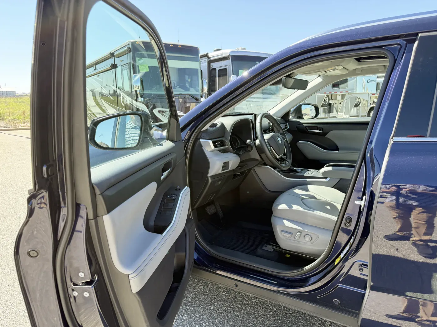 2021 Toyota Highlander XLE | Photo 4 of 22