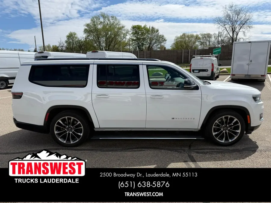 2023 Jeep Wagoneer L Series III | Photo 17 of 23