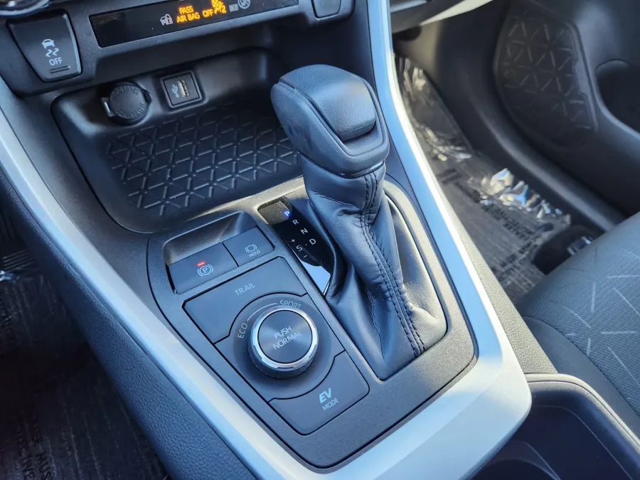 2025 Toyota RAV4 Hybrid XLE | Photo 28 of 30