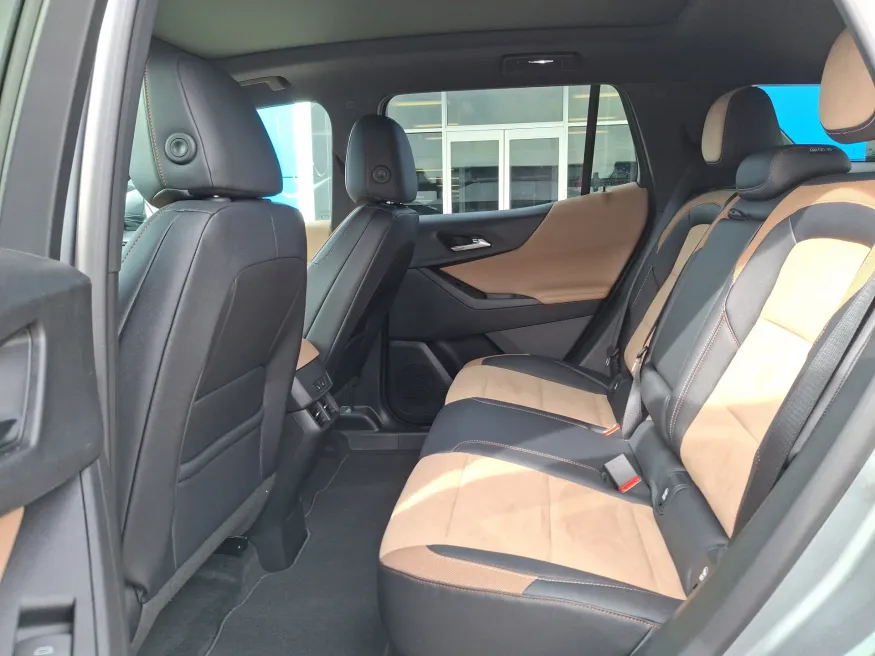 2026 Chevrolet Equinox AWD ACTIV | Photo 11 of 22