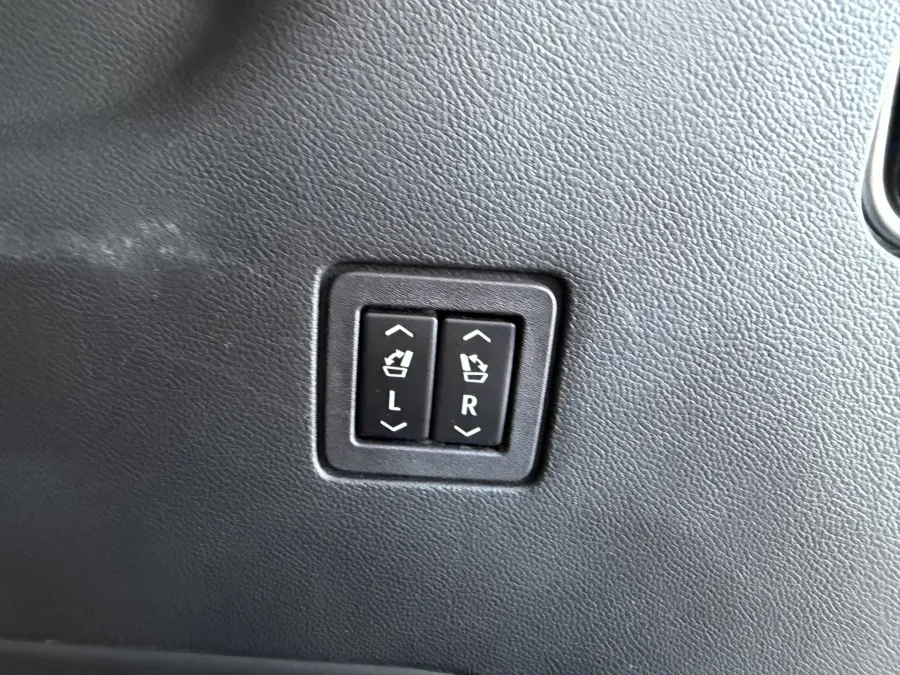 2023 Chevrolet Traverse High Country | Photo 9 of 22