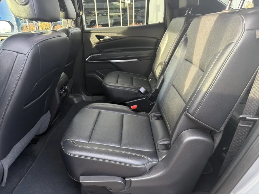 2025 Chevrolet Traverse AWD LT | Photo 11 of 22