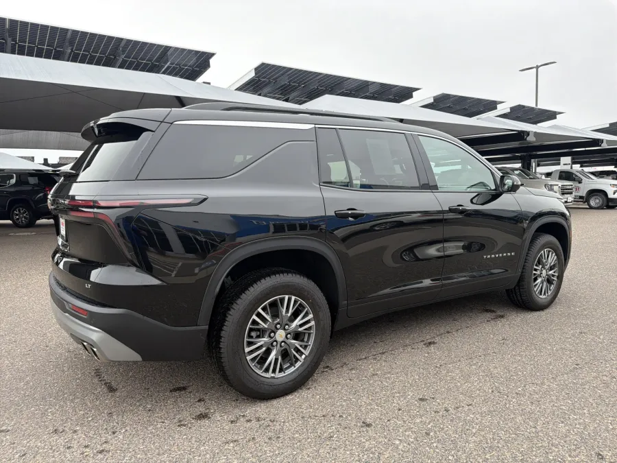 2024 Chevrolet Traverse AWD LT | Photo 4 of 21
