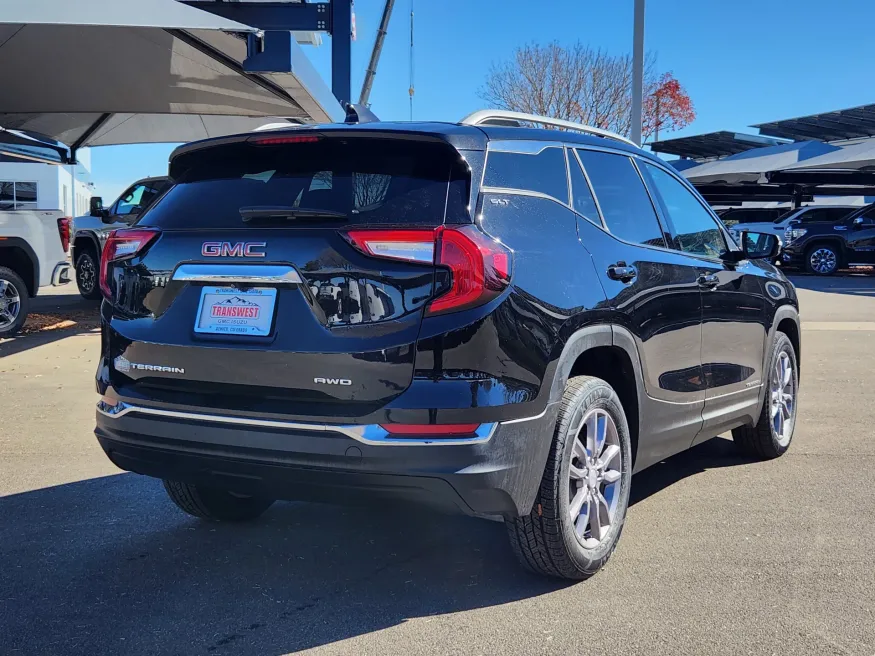 2024 GMC Terrain SLT | Photo 2 of 28
