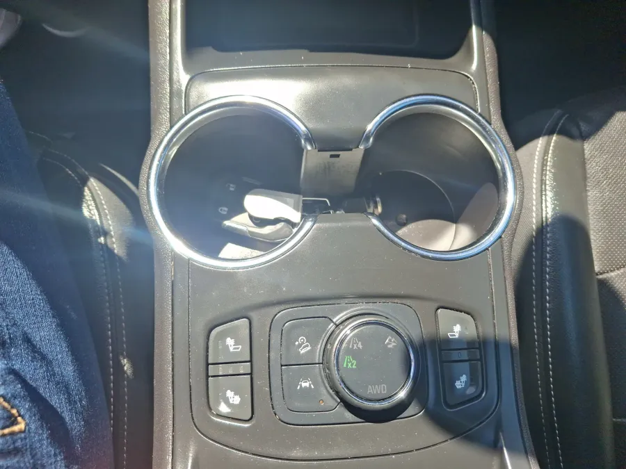 2024 GMC Terrain SLT | Photo 17 of 20