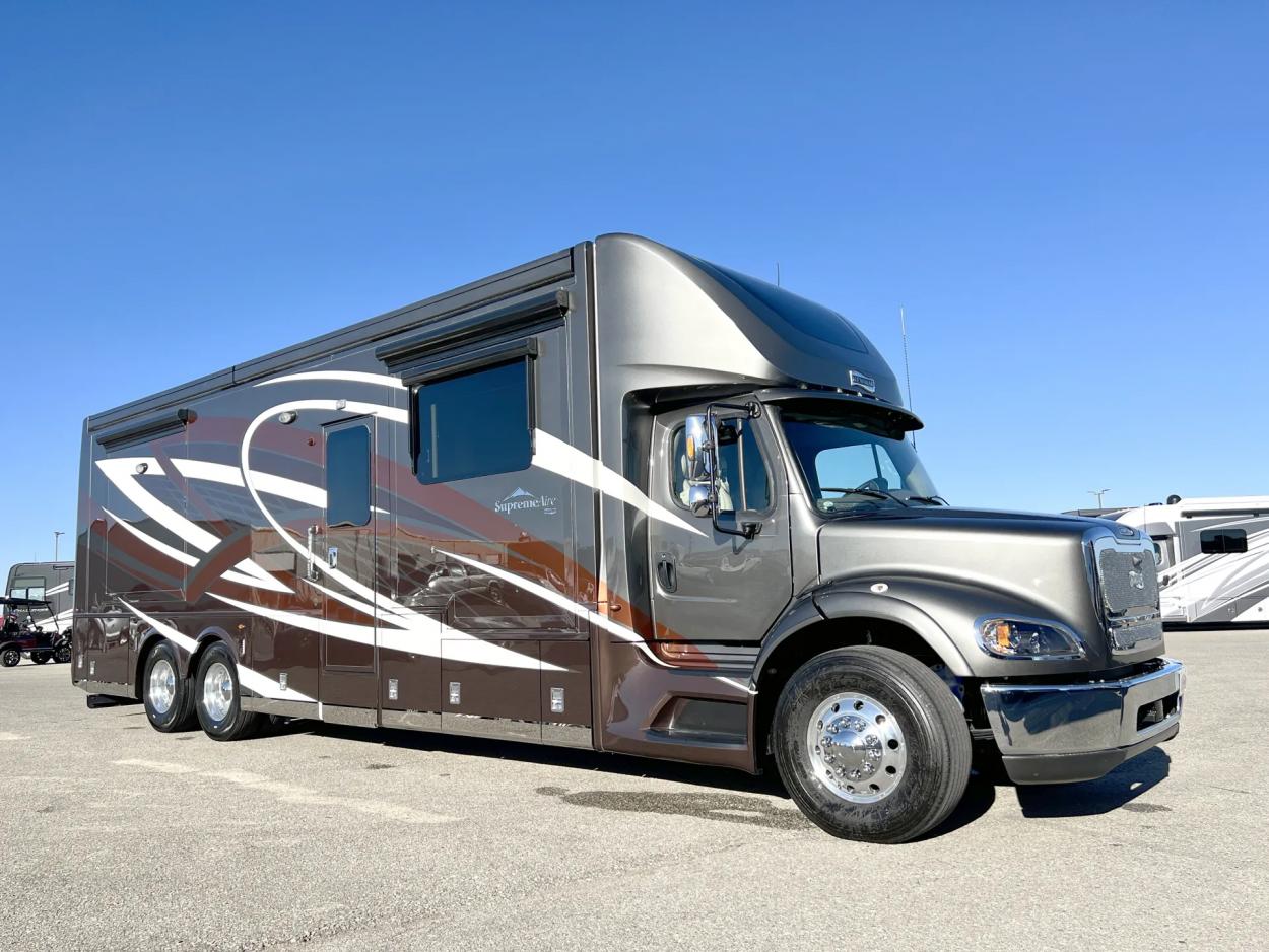2023 Newmar Supreme Aire 4061 | Photo 1 of 35
