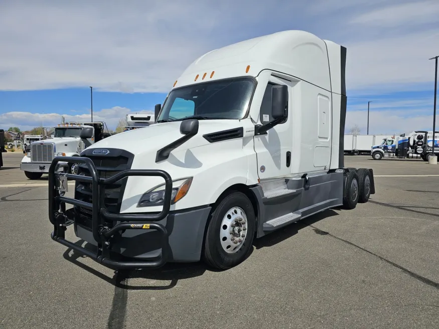 2024 Freightliner Cascadia 126 | Photo 1 of 21