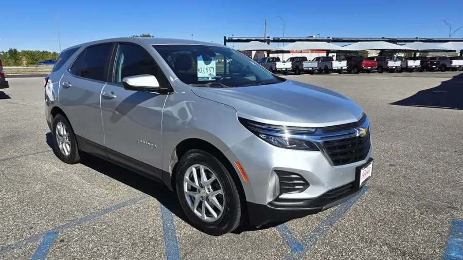 2022 Chevrolet Equinox | Photo 3 of 21