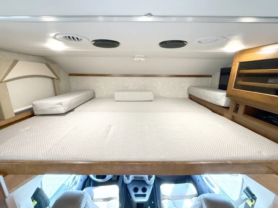 2022 Renegade Valencia 38RB | Photo 7 of 31