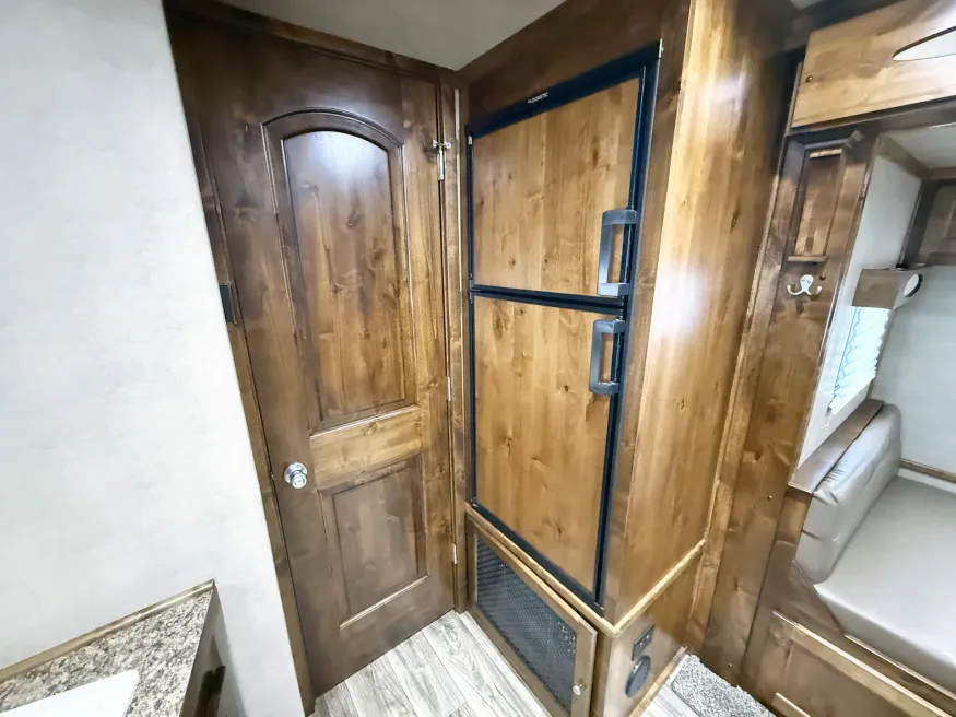 2025 Logan Coach Select 812 3HLQ | Photo 11 of 27