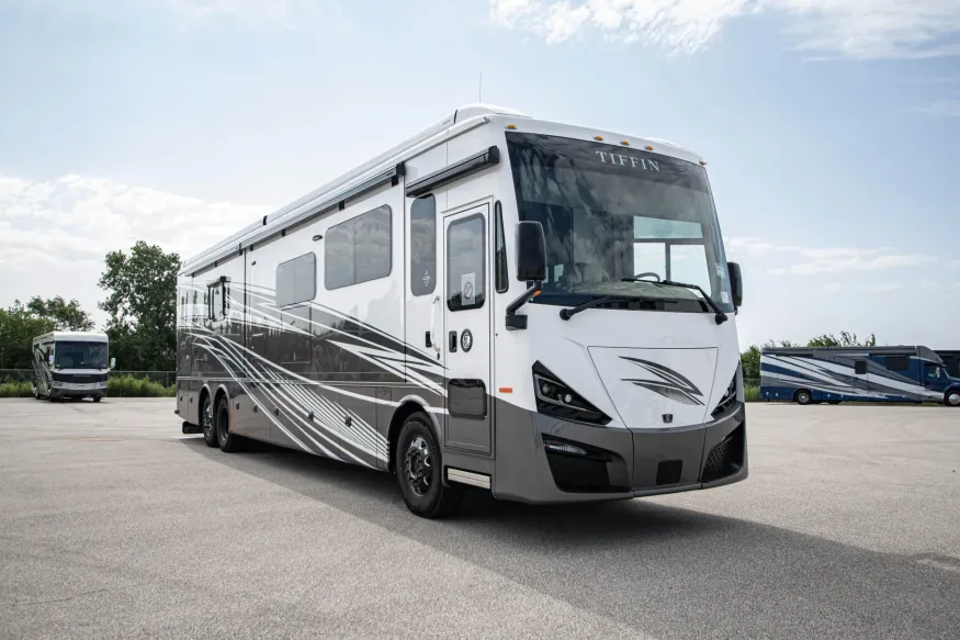 2026 Tiffin Phaeton 44OH | Photo 7 of 31