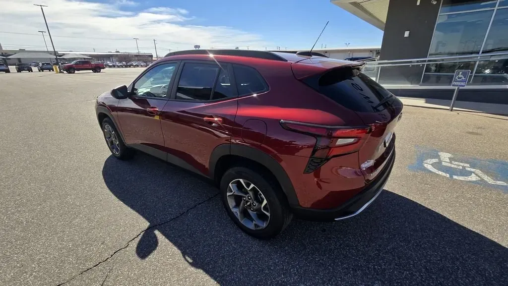 2025 Chevrolet Trax | Photo 5 of 27