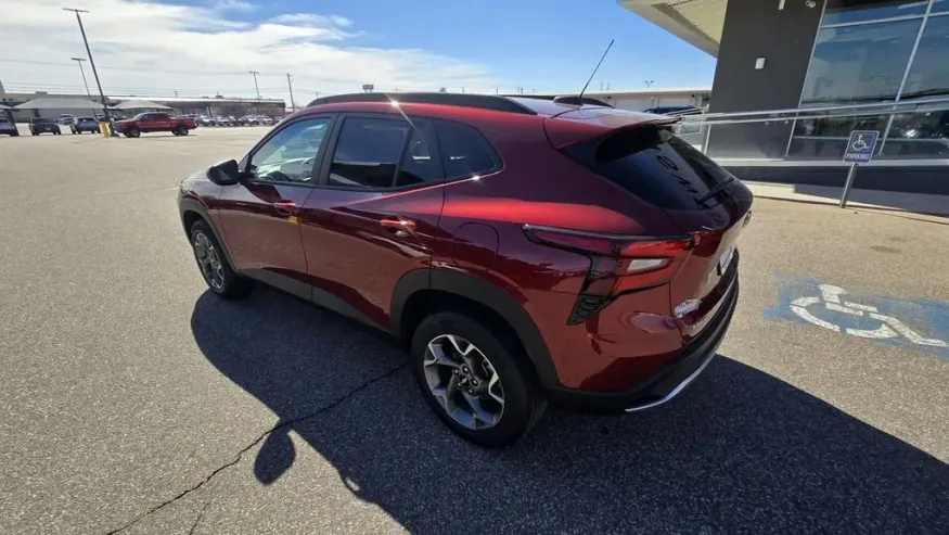 2025 Chevrolet Trax | Photo 5 of 27