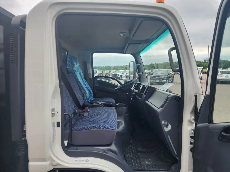 2025 Isuzu NRR GAS | Photo 8 of 9