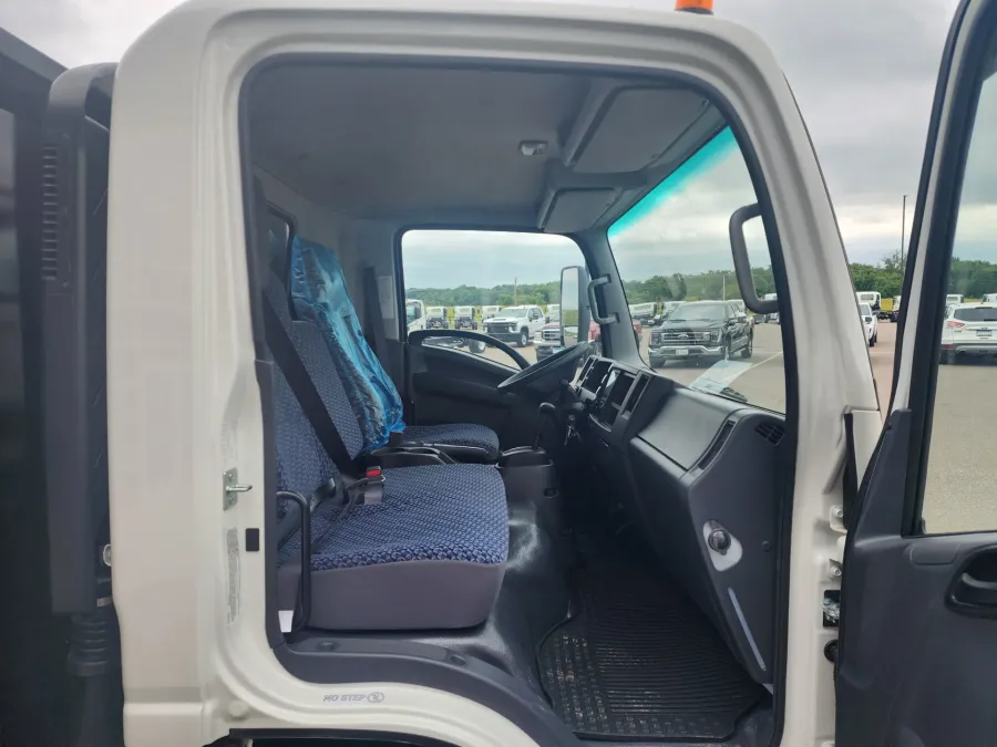 2025 Isuzu NRR GAS | Photo 8 of 9