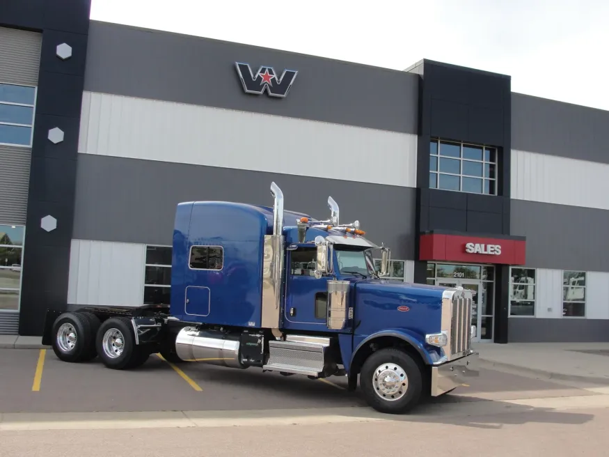 2022 Peterbilt 389 | Photo 1 of 16
