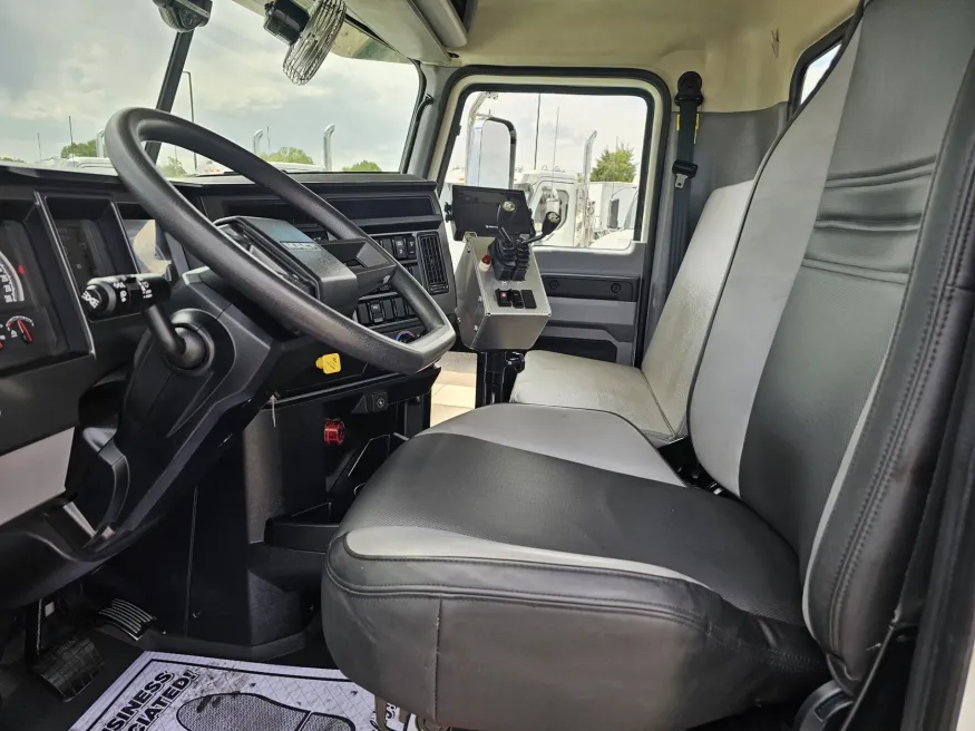 2024 Mack GU813 | Photo 9 of 17