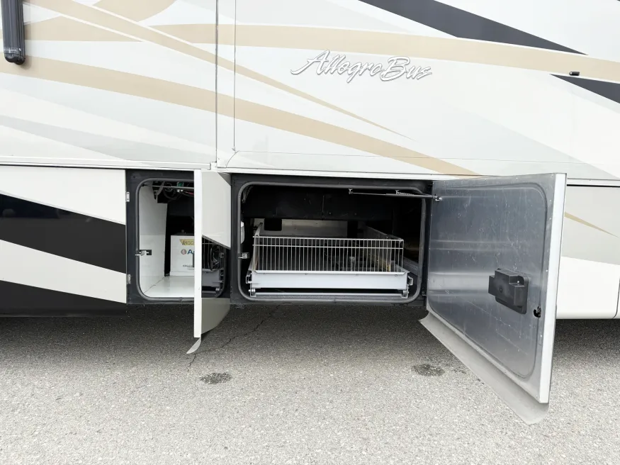 2010 Tiffin Allegro Bus 40QXP | Photo 8 of 12
